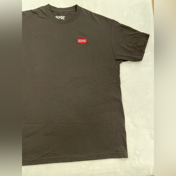 AC⚡️DC EMBROIDERED LOGO OFFICIALLY LICENSED  T-SHIRT MENS XL (NEW WITHOUT TAGS) - Picture 2 of 10